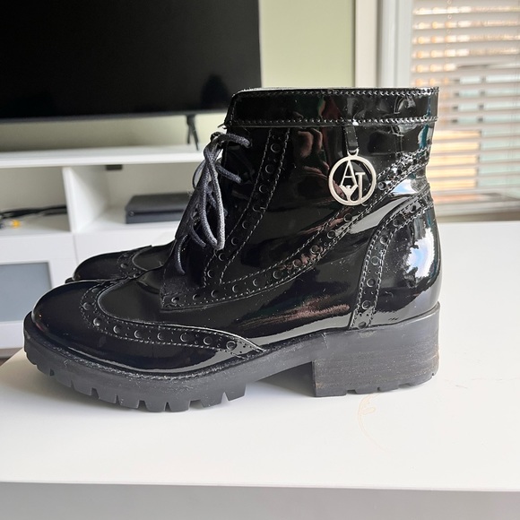 Shiny leather boots - Picture 3 of 3